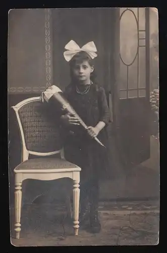 Photo AK Fille boucle dans les cheveux & sac scolaire à côté de chaise, hall (salle) 1.8.1921