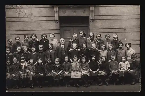 Foto AK Mädchenschule, Klasse, Mädchen, Lehrer, Schule, ca.1920, ungebraucht