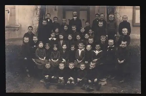 Foto AK, Kinder Schule Schulklasse Lehrer vor Schulgebäude, ungebraucht