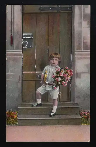 Photo AK 3986.4. Jeune costume d'été bouquet de roses, poste de terrain S.B. Garde des Stabbs 2.8.1918