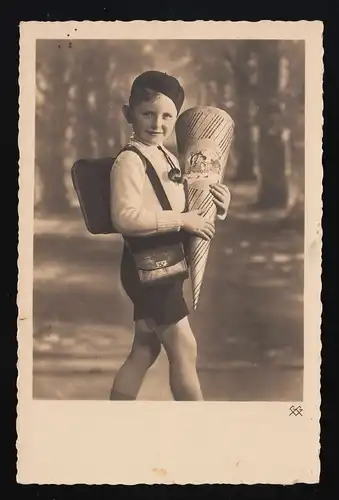 Foto AK Nr. 1791 ABC Schütze in kurzen Hosen Schultüte Mütze, Dresden 14.8.1943