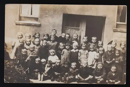 Foto AK, Kinder vor einer Schule mit Lehrer, Alter unterschiedlich, ungebraucht 