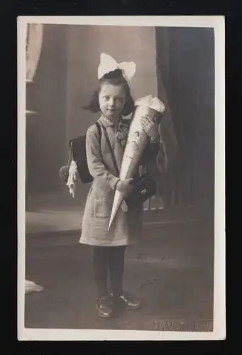 Foto AK P. Vorberg Prägung, Mädchen Schleife Schultüte, Oschersleben 19.4.1930