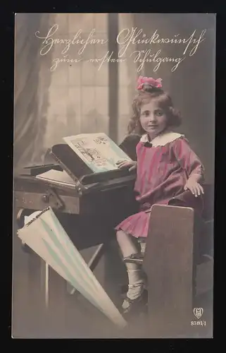 Foto AK HB 8781/1 Mädchen im rosa Kleid auf Schulbank Buch + Tüte beschriftet