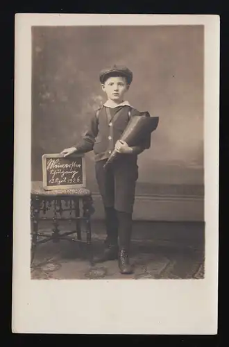 Foto AK Junge Schiebermütze Schiefertafel 13.4.1926, F. Bertold FFM, ungebraucht