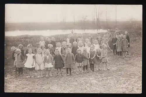 Photo AK "WM" groupe fille classe professeur nature à l'étang, marqué sans date