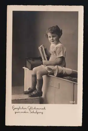 Foto AK PH 1325/3 Mädchen sitzt, Schulbuch Ranzen Schultüte, Markranstädt 8.4.37