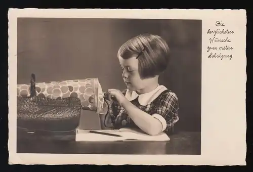 Photo AK NPG 1986 Fille ouvre prudemment son sac scolaire, Glauchau 9.4.37
