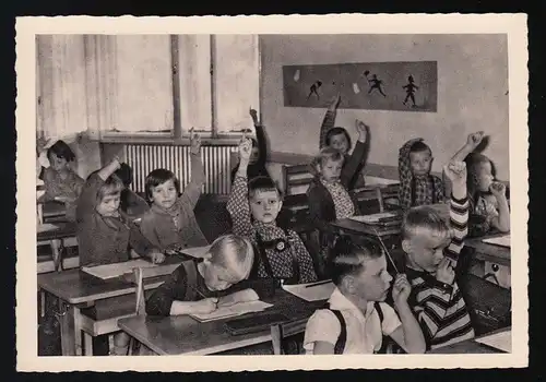 Foto AK Gebr. Garloff KG Magdeburg, Schulklasse Kinder melden sich, ungebraucht
