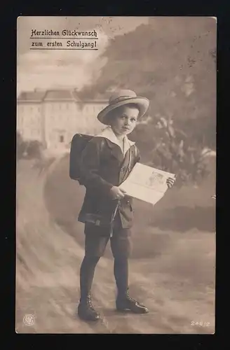 NPG Foto AK 248/2 Junge mit Hut, Schulbuch Ranzen vor der Schule, Berlin 6.5.25