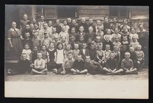 Foto AK Dorfschule Kinder Lehrerinnen, Aufnahme 06.1917 - beschriftet