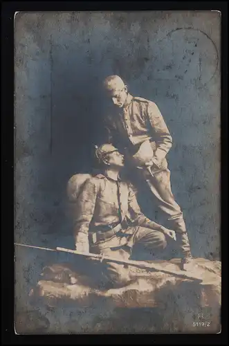 Photo AK R 5117/2 Dans la bataille camarade fournit des blessés, FLENSBURG 2.5.16