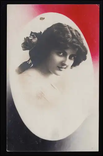 Photo AK N.B.G. jeune femme Locken & Fleurs Poste de champ Res. Chapeau Bataillon 11 18.9.15