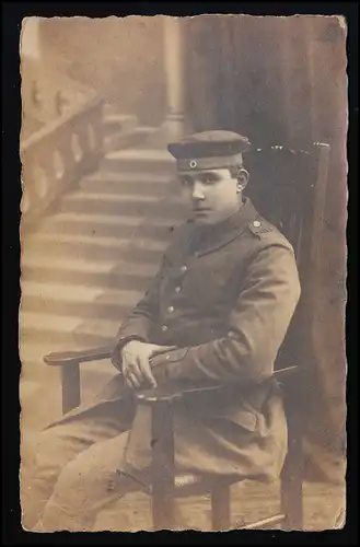 Foto AK junger Soldat Porträt in Uniform Treppe, Feldpost LAGE (Lippe) 30.1.1918