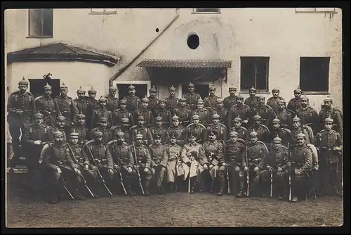 AK 9516 Photo Compagnie Officier Soldats, caserne 1ère Guerre mondiale, AUGBURG 28.3.15