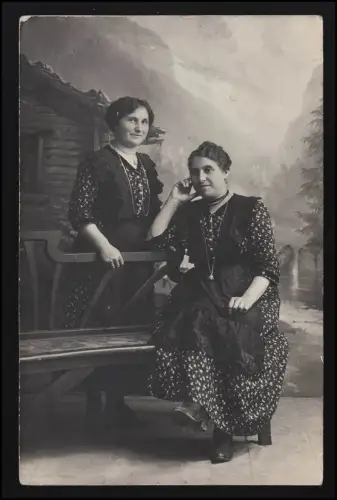 Foto AK 2 Frauen mittleren Alters in Tracht an/auf einer Bank MÜNSINGEN 16.6.15