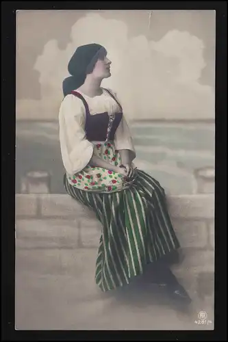 Foto AK RPH 4281/4 Junge Frau in Tracht und Kopftuch auf Mauer, DÖBERITZ 25.9.14