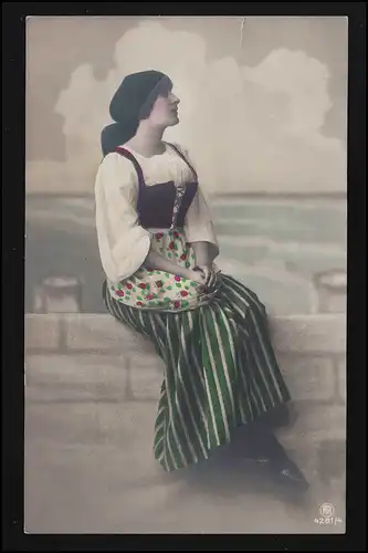 Photo AK RPH 4281/4 Jeune femme en costumes et en foulard sur mur, DÖBERITZ 25.9.14