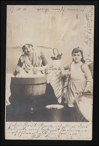 AK Foto Waschtag junge Frau am Holz Zuber, Mädchen hält Wäschekorb, 18.8.1901