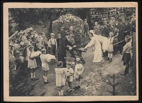Foto AK Harzer Hochzeitsbrauch, Brautpaar sägt Holz (WERNIGERODE) 7.9.1953