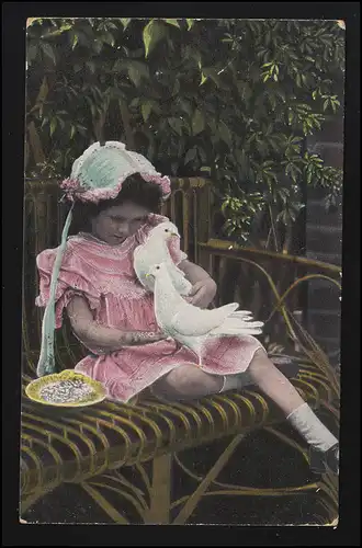 Photo AK fille nourrit les pigeons blancs sur banc, WORMERVEER/ SCHARWOUD 108.1