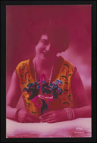 Frauen AK Junge Frau gelbes Kleid kurze Haare Perlen, Feldpost SCHÖFTLAND 1.4.30