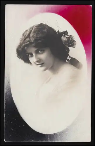 Frauen AK Junge Frau mit Rosen im Haar Lächeln, Portrait, Feldpost 6.10.1916