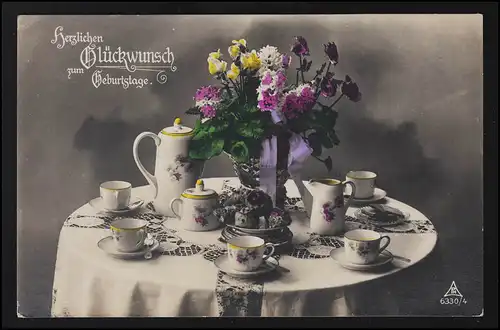 Glückwunsch AK Foto Kaffee Service mit Blumen runder Tisch, BERGDORF 4.11.31