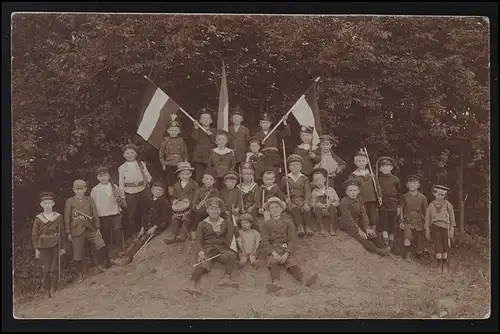 Foto AK Kinder spielen Krieg, Flaggen, Trompeten, Uniformen, ungebraucht