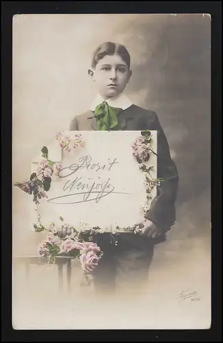 AK Prosit Neujahr, Junger Mann hält Schild mit Blumen verziert Feldpost 28.12.19