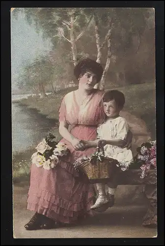Foto AK Frauen Mutter & Tochter auf Bank innig mit Blumen, DEGGENDORF 16.5.1918