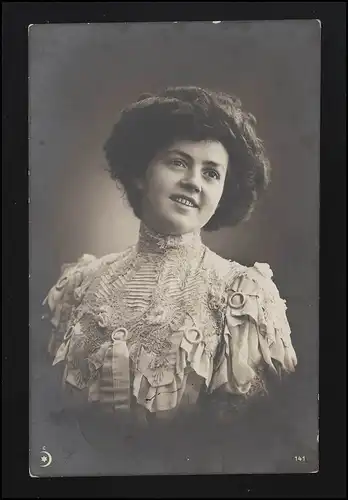 Femmes buste portrait jeune femme boucle sourire col chemisier, EILENDORF 22.3.1911