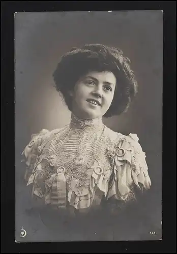Frauen Büste Porträt junge Frau Locken Lächeln Kragen Bluse, EILENDORF 22.3.1911
