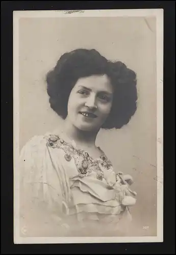 Frauen AK junge Frau Kleid Rüschen Schmuck, Locken Lächeln, EILENDORF 12.4.11