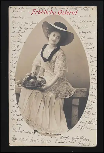 Mme AK est assise & tient panier de saule avec robe de poussin, chapeau de paille Pâques, NORD 11.4.18