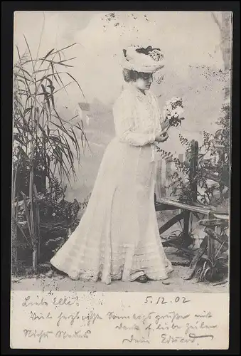 Femmes Photo AK Dame en longue robe sur le bord du champ avec fleurs ZÉREUX 6.12.1902
