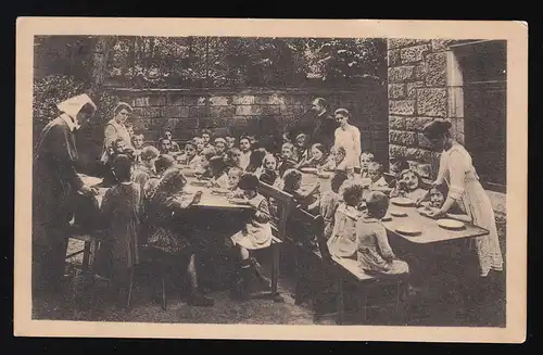 Kinder an Tafel bei einer Speisung, Methodisten, Sunday School Frankfurt 28.9.22