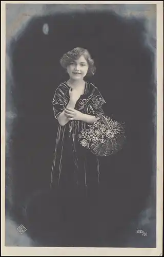 AK Artiste Fille souriante avec panier à fleurs, censure Hasselt / Belgique vers 1916