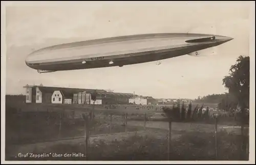Carte de vue Photo dirigeable Comte Zeppelin au-dessus du hall, BAYREUTH 1.11.1932