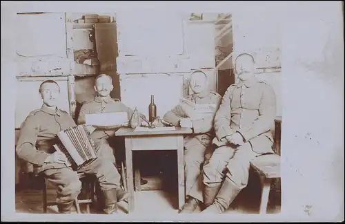 Pause AK photo sur le front avec du vin rouge et de la musique, FELDPOST 47. Res.-Div. 23.4,16