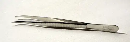 Pince de 12 cm de long avec dentelles courbées, nickelées