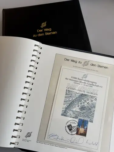 Der Weg zu den Sternen - zwei Bände, ca. 80 Seiten, mit Briefmarken und Belegen