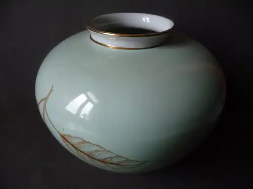 Niedrige bauchige Vase  mit Blattmuster / Weimar Porzellan ca. 1960