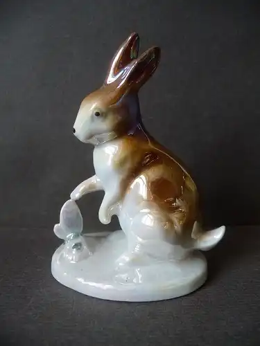 Kleine Porzellanfigur Hase mit Schmetterling