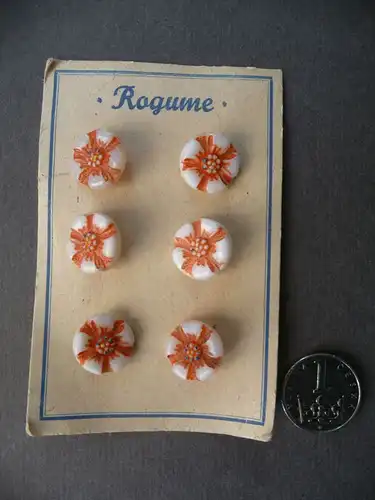 6 alte böhmische Glasknöpfe Knopf "Rogume" Blüte rot-weiß