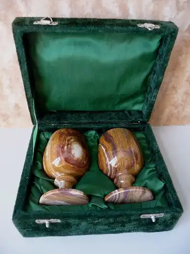 2 seltene Becher Trinkgefäße aus Onyxmarmor in Schatulle