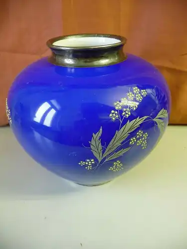 Blaue Vase mit Metallauflage Blumendekor / Alka Kunst Porzellan