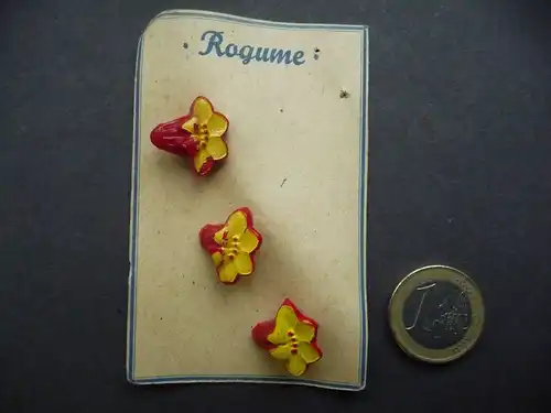 3 alte böhmische Glasknöpfe Knopf Musterkarte "Rogume" Blumen Enzian rot