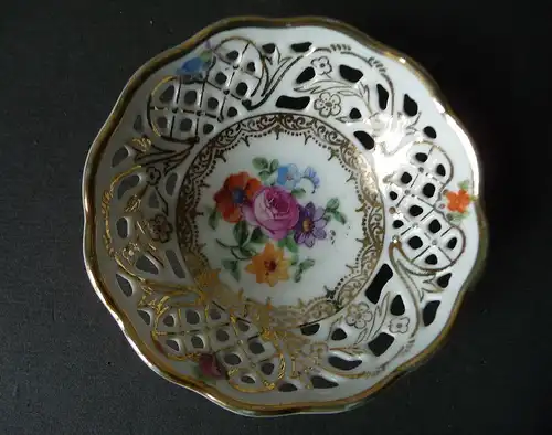 Kleine Schale Miniaturschale mit Durchbruchrand Blumendekor / Schumann Porzellan