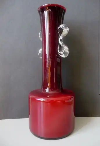 Design-Vase aus Glas opak karminrot / Glaskunst DDR Lauscha?